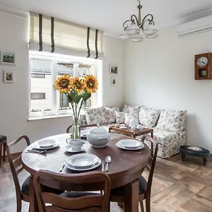 Cheerful Air Conditioned With Mezzanine And Parking - Old Town Apartment